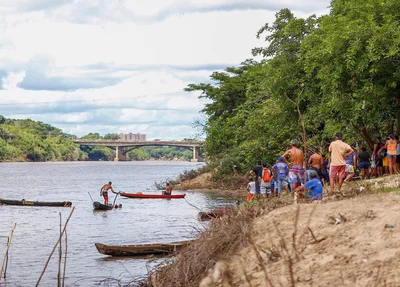 Populares no local onde a criança desapareceu