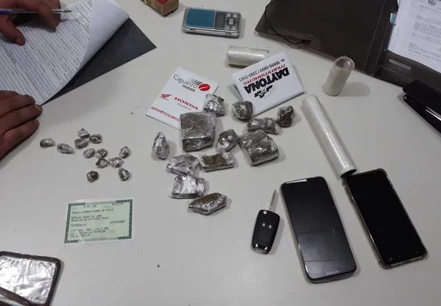 Objetos encontrados com os suspeitos