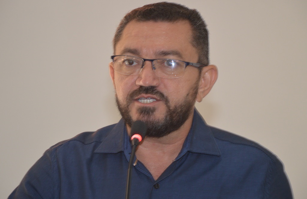 Prefeito de Picos rescinde contratos temporários com servidores da Educação
