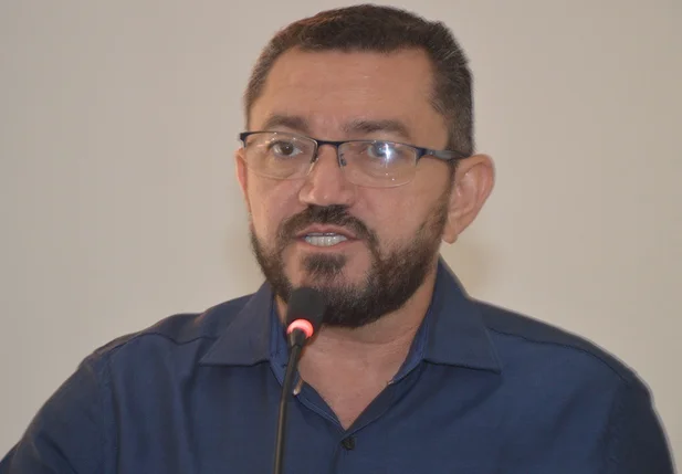 Prefeito de Picos rescinde contratos temporários com servidores da Educação