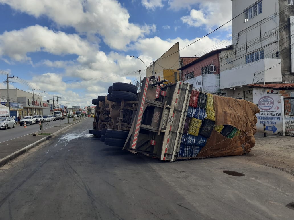 Caminhão carregava frutas