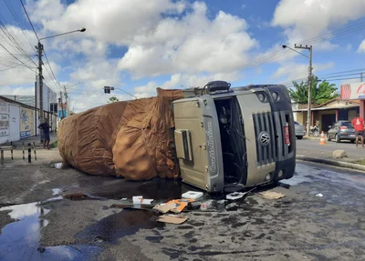 Caminhão tombou na BR 316 em Timon