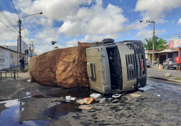 Caminhão tombou na BR 316 em Timon