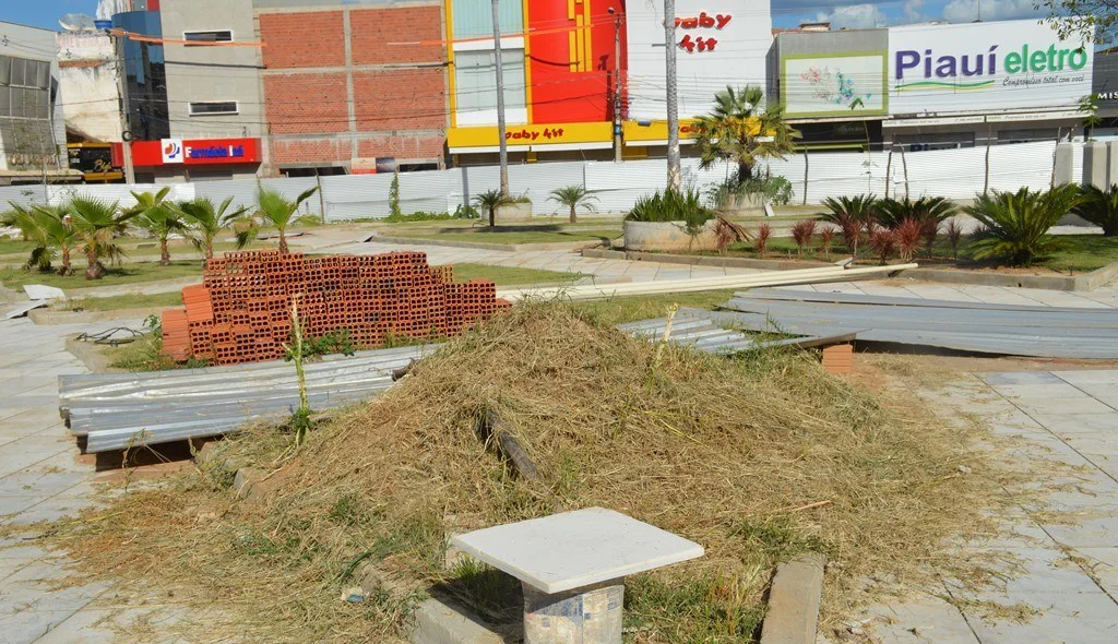 Obra está paralisada há dois meses