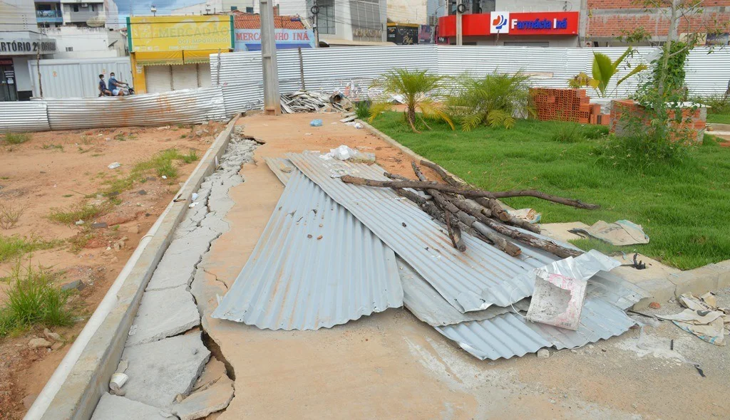 Obra foi paralisada por determinação do prefeito