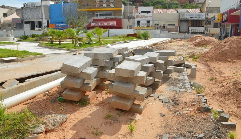 Praça central de Picos abandonada