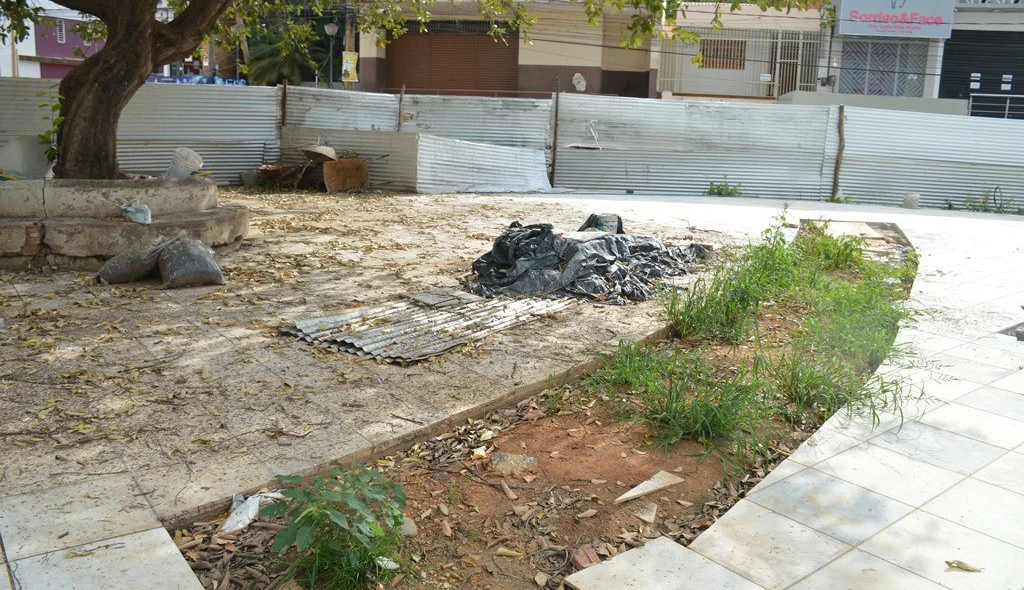 Praça está abandonada