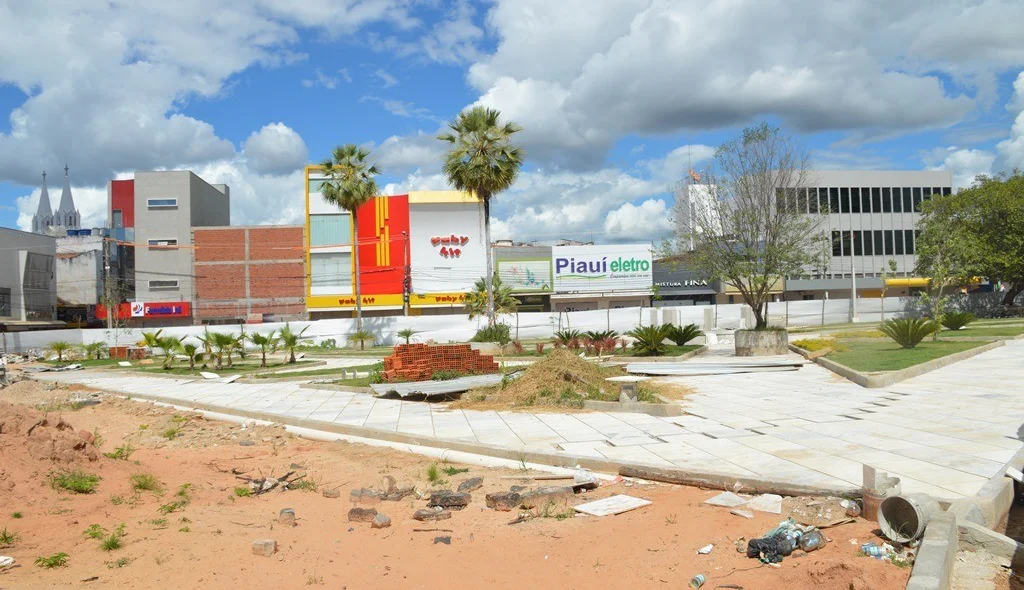 Praça Félix Pacheco em completo abandono