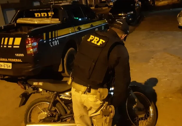 Motocicleta recuperada pela PRF em Santo Antônio de Lisboa