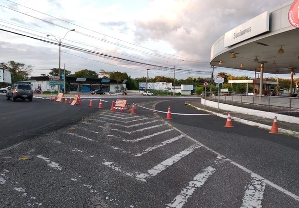 Trecho interditado na Avenida  Universitária