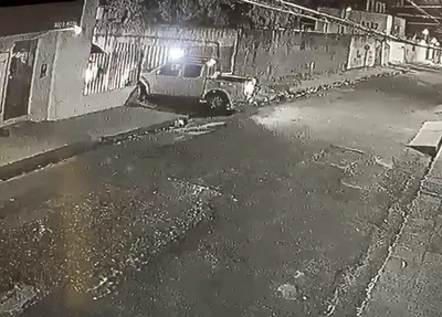Câmera flagra médico invadindo casa da ex-mulher