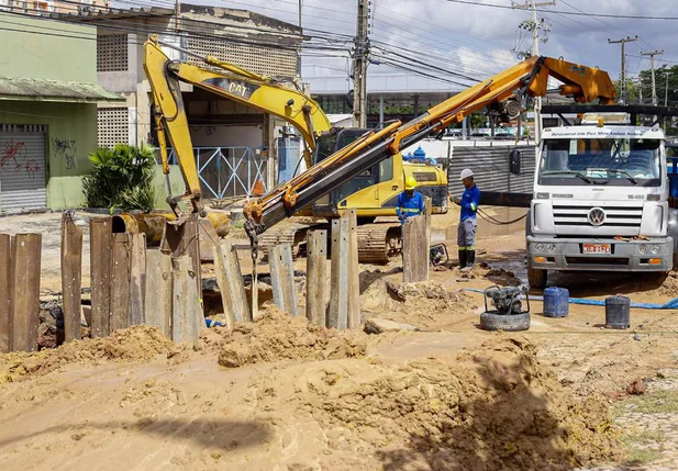 Obras da Águas de Teresina na Avenida Universitária