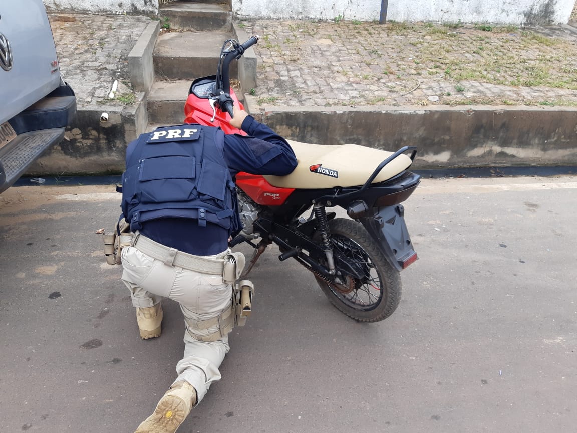 Motocicleta com registro de roubo/furto apreendida na BR 316
