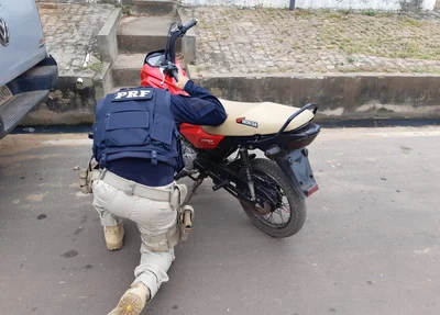 Motocicleta com registro de roubo/furto apreendida na BR 316