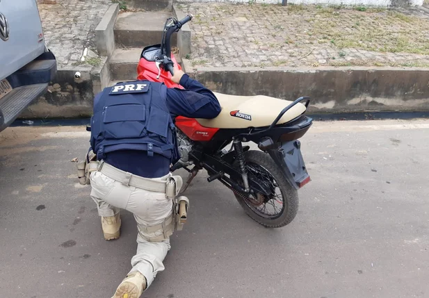 Motocicleta com registro de roubo/furto apreendida na BR 316