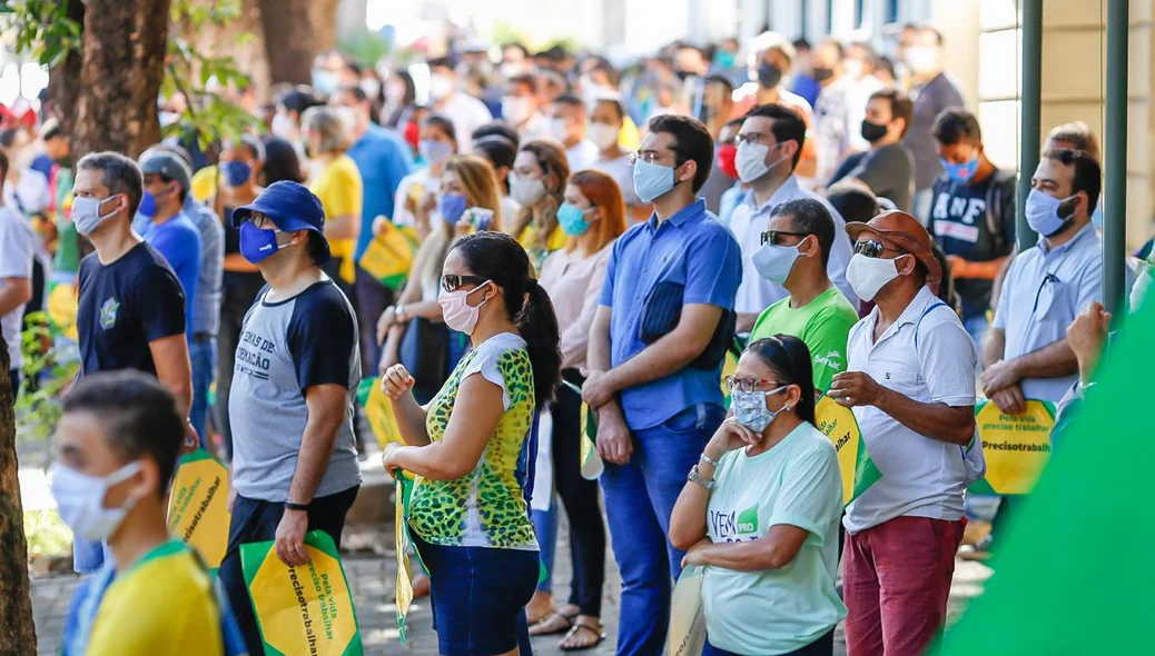 Centenas de manifestantes se reuniram na frente da Prefeitura de Teresina