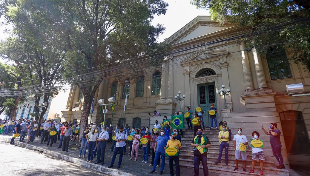 Concentração de manifestantes na frente de Prefeitura de Teresina