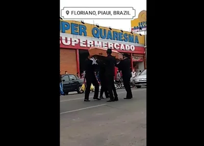 Empresários fazem manifestação em Floriano com meme do caixão