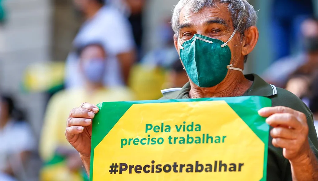 Idoso vai a manifestação pela reabertura do comércio em Teresina