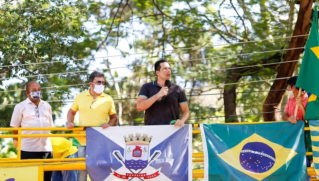 Major Diego discursa na manifestação pela reabertura do comércio