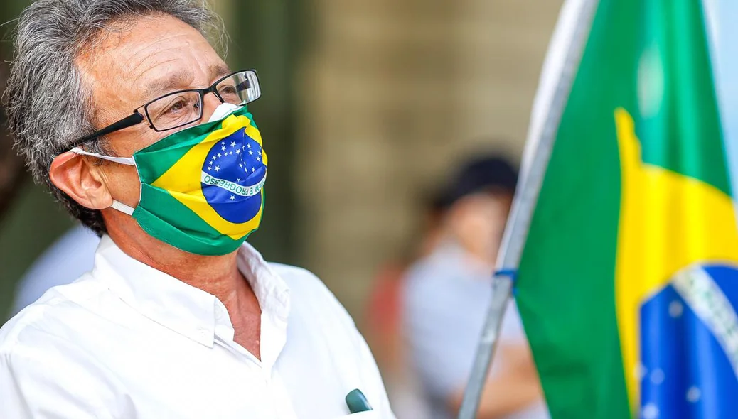 Manifestante pede a reabertura do comércio em Teresina