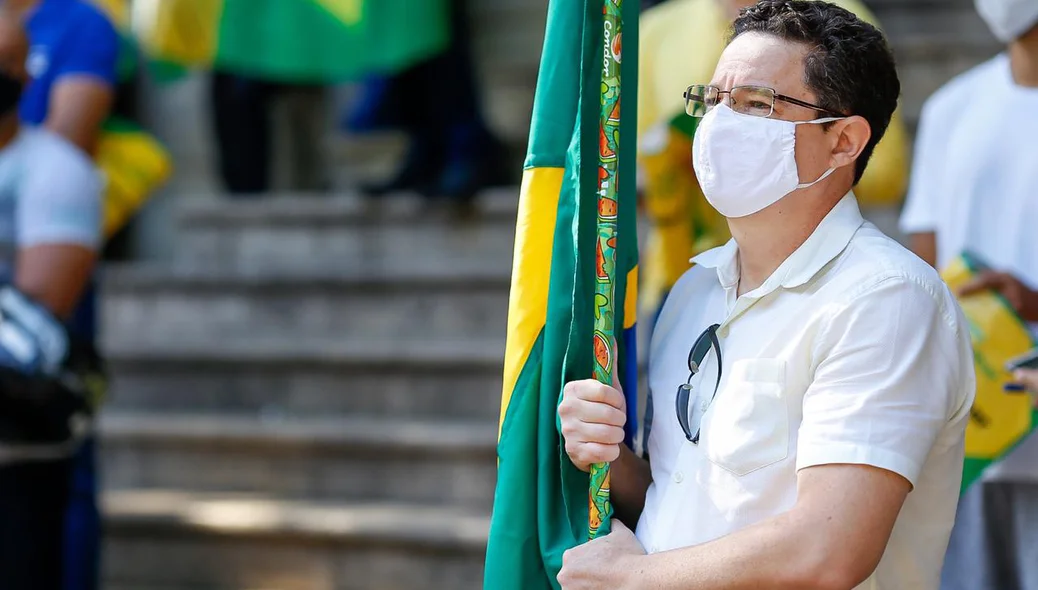 Manifestantes carregam bandeira do Brasil