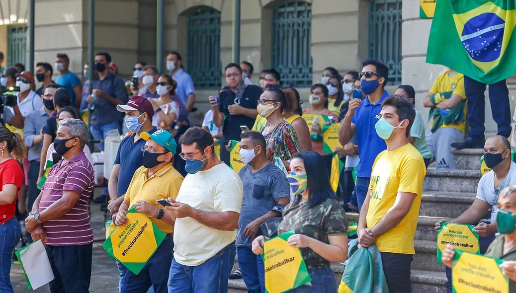 Manifestantes na frente da Prefeitura de Teresina