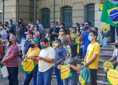 Manifestantes na frente da Prefeitura de Teresina