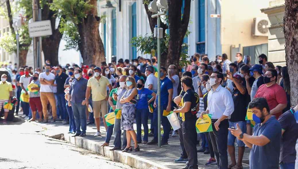 Manifestantes se concentraram na frente da Prefeitura de Teresina