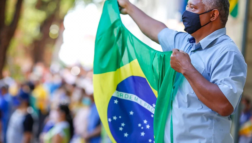 Senhor em manifestação para reabertura do comércio em Teresina