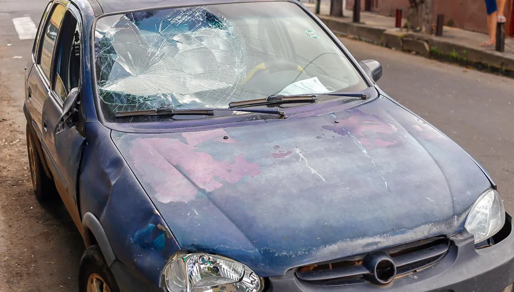 Veículo ficou parcialmente destruído