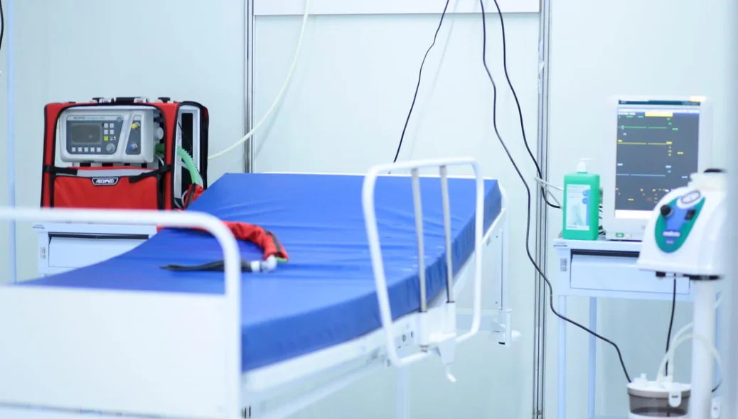 Leito clínico em hospital campanha do Verdão