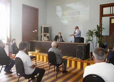Mão Santa se reuniu com Valdeci Cavalcante e grupo de empresários