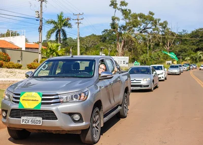 Várias pessoas participam da carreata neste sábado em Teresina 