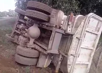 Motorista perde controle da direção e caminhão caçamba tomba em Esperantina
