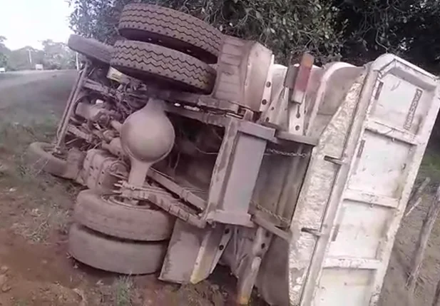 Motorista perde controle da direção e caminhão caçamba tomba em Esperantina