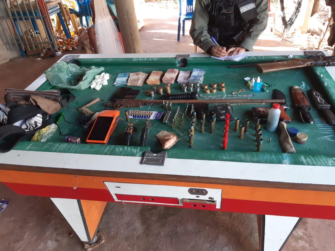 Armas e outros objetos apreendidos pela PM