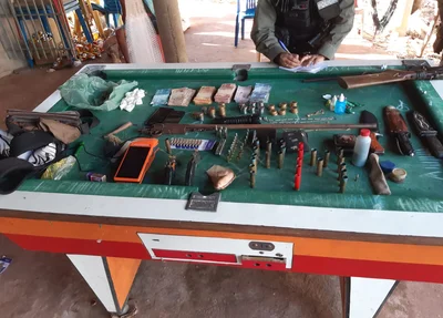 Armas e outros objetos apreendidos pela PM