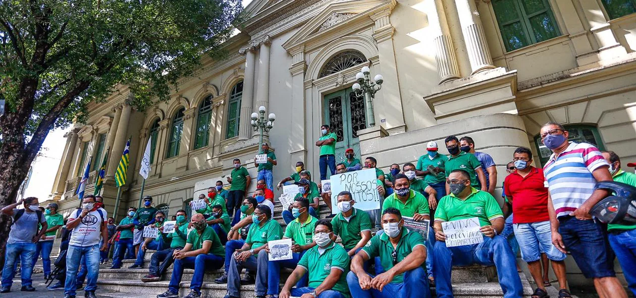 Cobradores e motoristas de ônibus realizam manifestação em Teresina