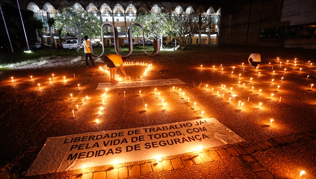 Faixas e velas na frente da assembleia 