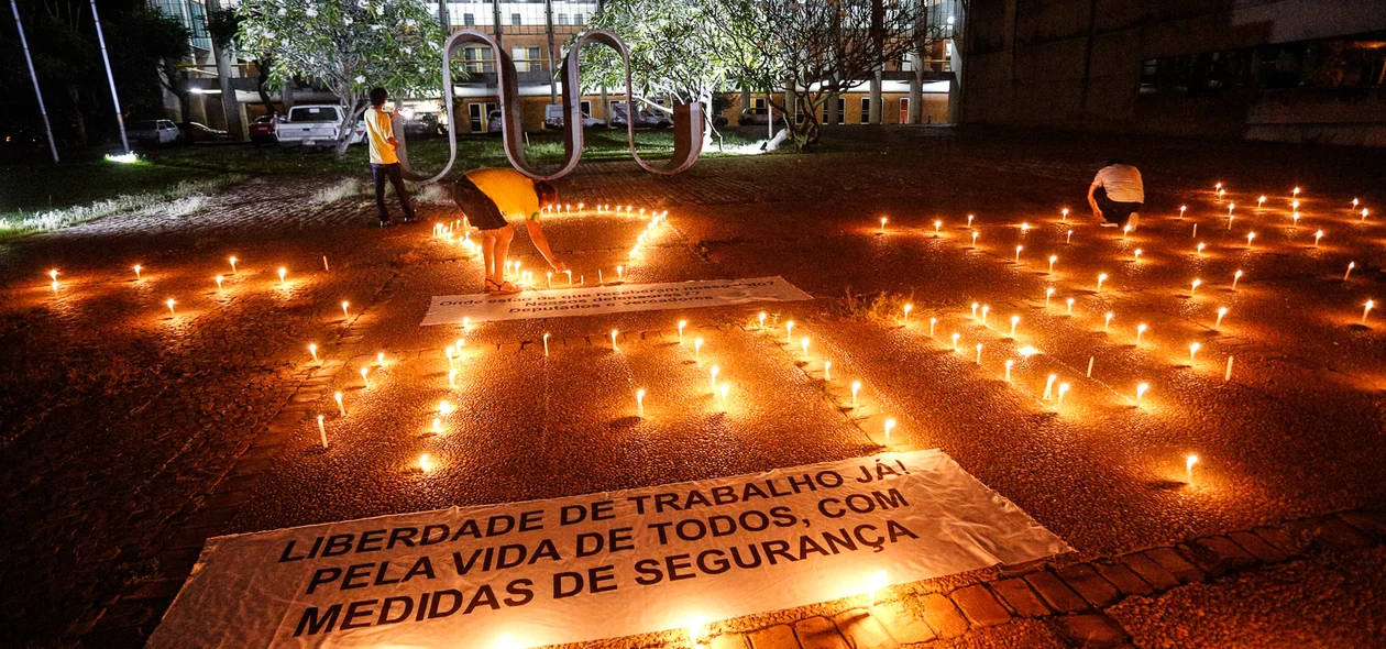 Faixas e velas na frente da assembleia 