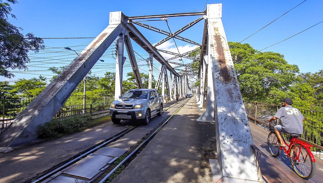 Fluxo livre de veículos na Ponte Metálica