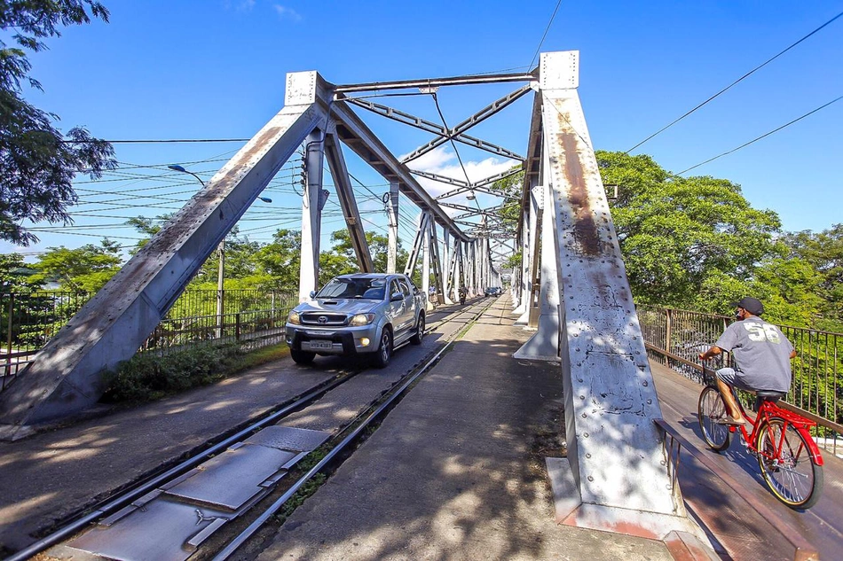 Fluxo livre de veículos na Ponte Metálica