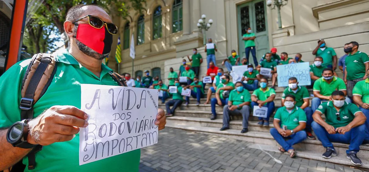 Manifestação na frente do Palácio da Cidade em Teresina