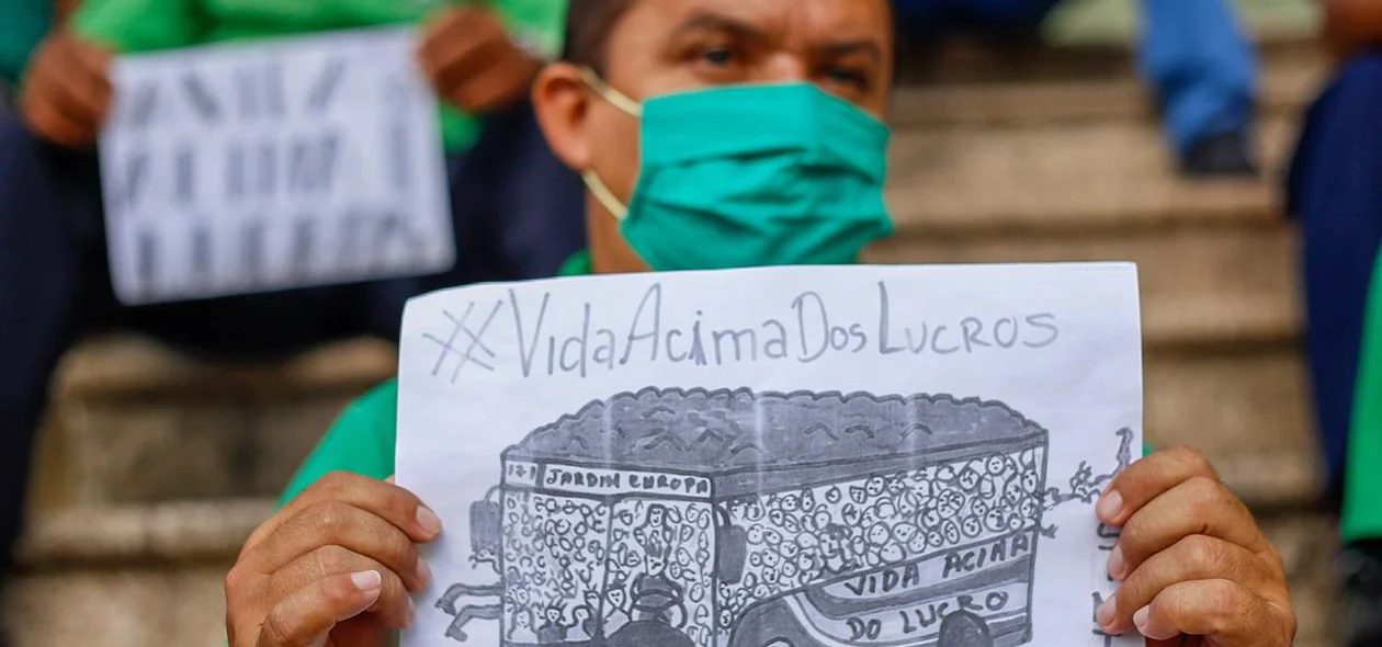 Manifestante na frente da Prefeitura de Teresina