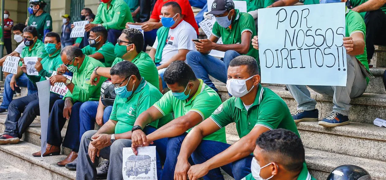 Motoristas e cobradores de ônibus durante manifestação