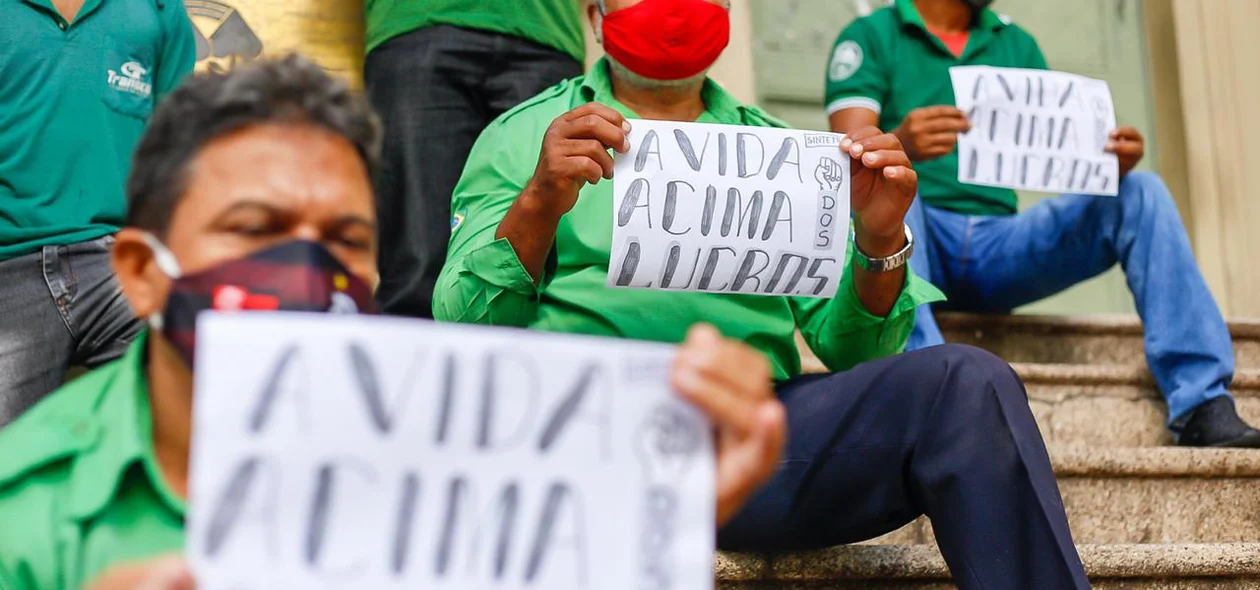 Motoristas e cobradores durante manifestação em Teresina