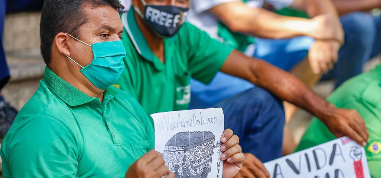 Motoristas e cobradores utilizam cartazes durante protesto