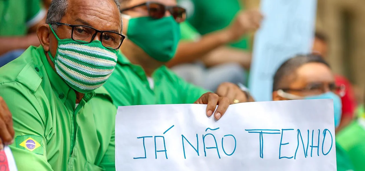 Motoristas e cobradores fazem protesto na frente da Prefeitura de Teresina