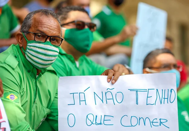 Motoristas e cobradores fazem protesto na frente da Prefeitura de Teresina